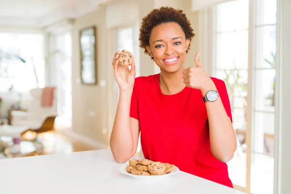 Mladá Africká Americká Žena Jíst Čokoládu Čipy Soubory Cookie Šťastný — Stock fotografie