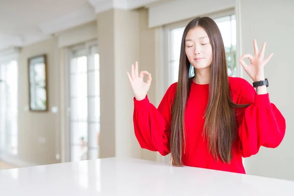 Belle Femme Asiatique Portant Pull Rouge Sur Une Table Blanche — Photo