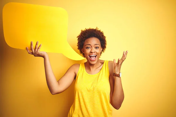 Jonge Afro Amerikaanse Vrouw Met Spraakballon Gele Geïsoleerde Achtergrond Erg — Stockfoto