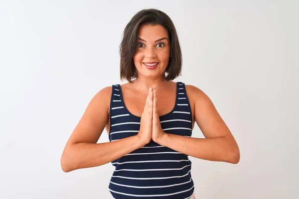 Jonge Mooie Vrouw Dragen Blauw Gestreepte Shirt Staande Geïsoleerde Witte — Stockfoto