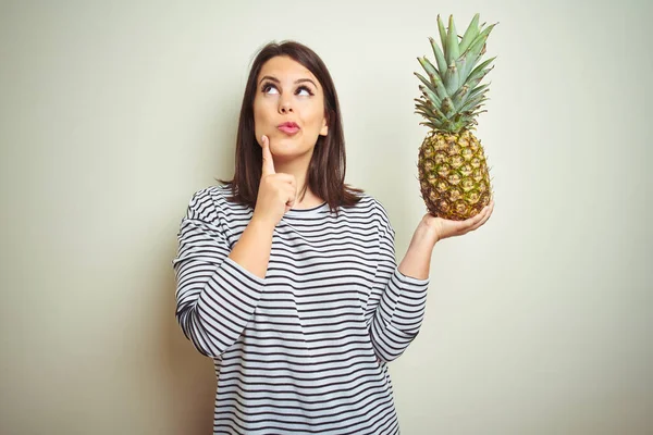 Joven Mujer Hermosa Sosteniendo Piña Frutas Tropicales Sobre Fondo Aislado —  Fotos de Stock