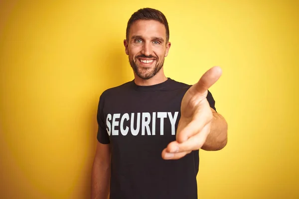 Jovem Homem Salvaguarda Vestindo Uniforme Segurança Sobre Fundo Isolado Amarelo — Fotografia de Stock