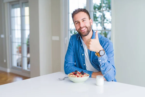 Όμορφος Άνθρωπος Που Τρώει Δημητριακά Για Πρωινό Στο Σπίτι Κάνει — Φωτογραφία Αρχείου
