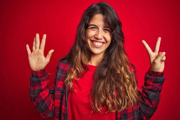 Ung Vacker Kvinna Klädd Casual Jacka Stående Över Röda Isolerad — Stockfoto