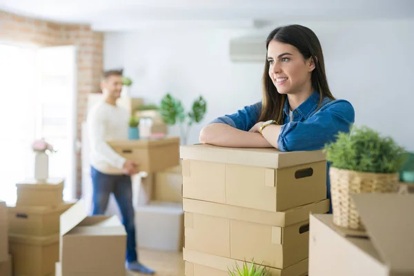 Jong Stel Verhuizen Naar Een Nieuw Huis Mooie Vrouw Lachend — Stockfoto