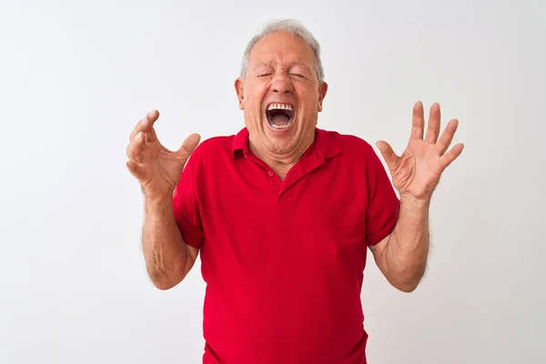 Ein Älterer Grauhaariger Mann Rotem Polo Steht Vor Isoliertem Weißen — Stockfoto