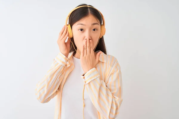 Junge Chinesin Hört Musik Über Kopfhörer Über Isolierten Weißen Hintergrunddeckel — Stockfoto