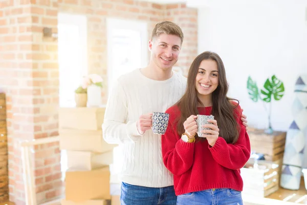 Mooie jonge paar glimlachend verliefd drinken een kopje koffie — Stockfoto