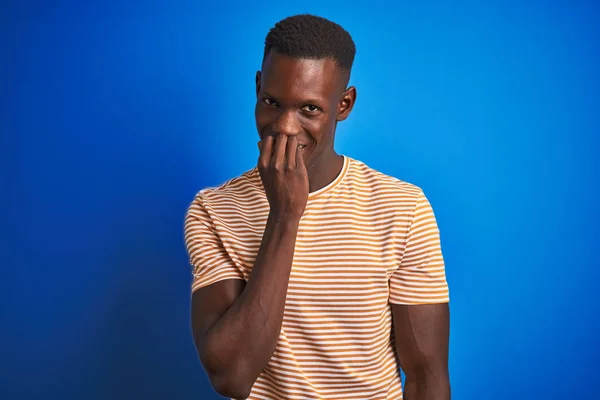 African American Man Dragen Gestreepte Casual Shirt Staande Geïsoleerde Blauwe — Stockfoto