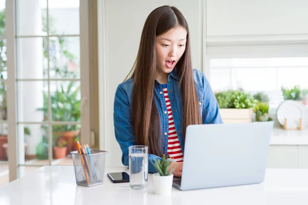 Όμορφη Ασιατική Γυναίκα Που Εργάζεται Χρησιμοποιώντας Υπολογιστή Laptop Φοβισμένος Σοκ — Φωτογραφία Αρχείου