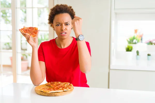 Jovem Afro Americana Comendo Saborosa Pizza Peperoni Irritado Frustrado Gritando — Fotografia de Stock