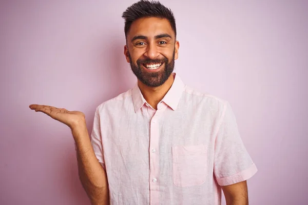 Jonge Indiase Man Dragen Casual Shirt Staande Geïsoleerde Roze Achtergrond — Stockfoto