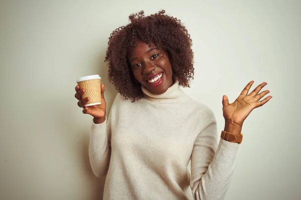 Mladá Africká Afro Žena Držící Šálek Kávy Stojící Nad Ojedinělé — Stock fotografie