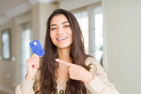 Mujer Joven Sosteniendo Tarjeta Crédito Como Pago Muy Feliz Señalando —  Fotos de Stock