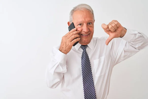 Hombre Negocios Pelo Gris Mayor Hablando Teléfono Inteligente Sobre Fondo —  Fotos de Stock