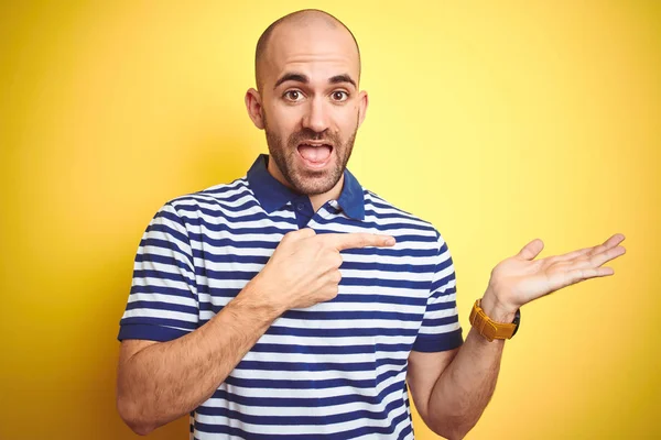 Junger Glatzkopf Mit Bart Lässig Gestreiftes Blaues Shirt Über Gelbem — Stockfoto
