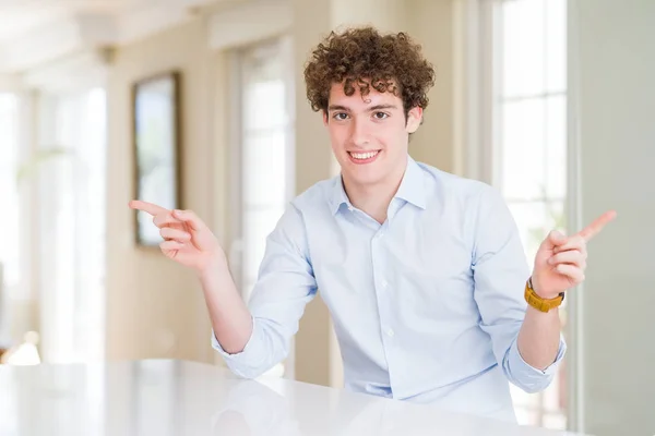 Jonge Zaken Man Met Krullend Lees Hoofd Glimlachend Zelfverzekerd Wijzend — Stockfoto