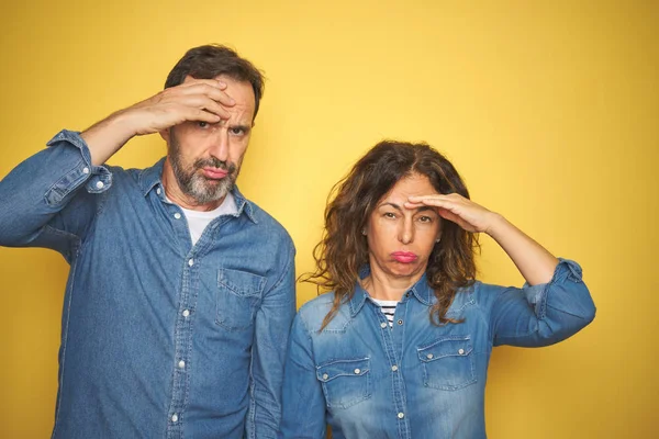 Mooie Middeleeuwen Paar Samen Staande Geïsoleerde Gele Achtergrond Bezorgd Gestrest — Stockfoto