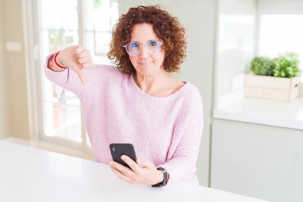 Starsza Kobieta Noszenie Okularów Pomocą Smartfona Gniewną Twarzą Negatywny Znak — Zdjęcie stockowe