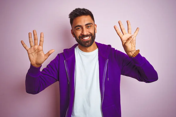 Jonge Indiase Man Het Dragen Van Paarse Sweatshirt Staande Geïsoleerde — Stockfoto