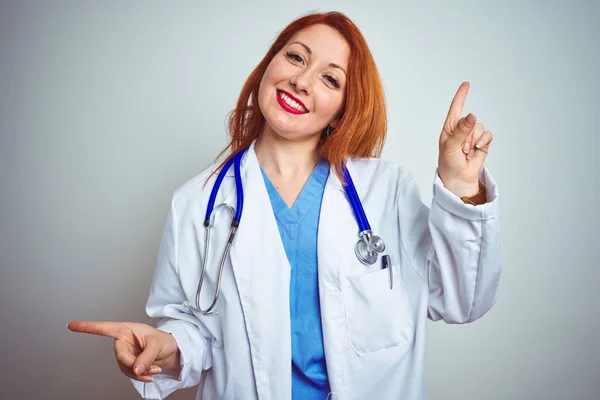 Genç Redhead Doktor Kadın Beyaz Izole Arka Plan Üzerinde Stetoskop — Stok fotoğraf