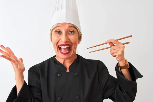 Köchin Mittleren Alters Trägt Mütze Mit Essstäbchen Vor Isoliertem Weißem — Stockfoto