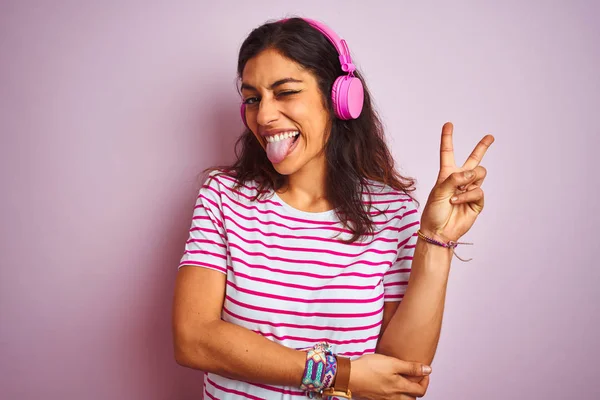 Mujer Hermosa Joven Escuchando Música Usando Auriculares Sobre Fondo Rosa —  Fotos de Stock