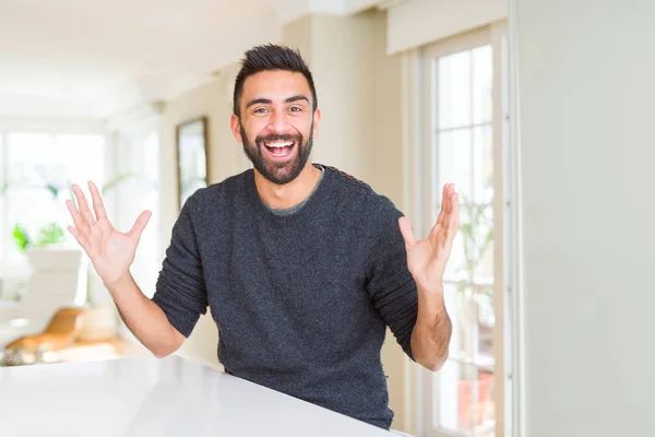 Bello Ispanico Uomo Indossa Maglione Casual Casa Che Celebra Pazzo — Foto Stock