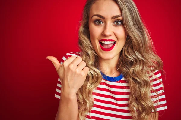 Jovem Bela Mulher Vestindo Listras Shirt Sobre Vermelho Isolado Fundo — Fotografia de Stock