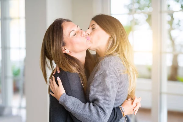 Bela Família Mãe Filha Juntos Abraçando Beijando Casa — Fotografia de Stock