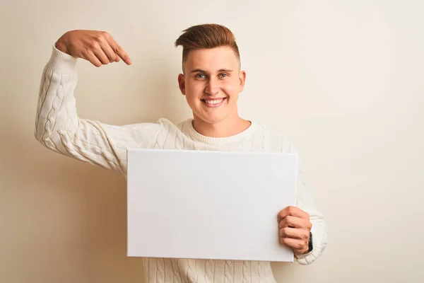 Jovem Homem Bonito Segurando Banner Sobre Fundo Branco Isolado Com — Fotografia de Stock