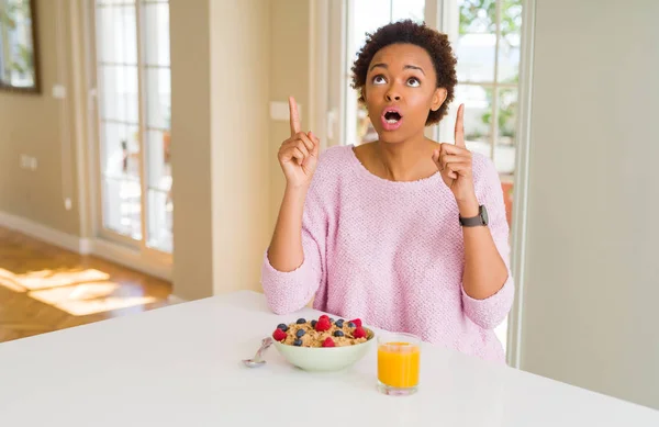 Young African American Woman Having Healthy Breakfast Morning Home Amazed — Stock Photo, Image