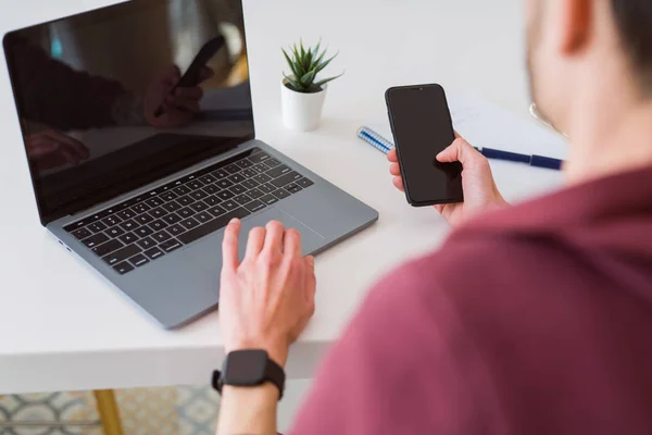 Business man werken met computer laptop en smartphone, Herma — Stockfoto