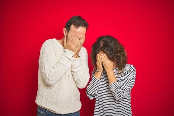 Schönes Paar Mittleren Alters Winterpullover Über Isoliertem Rotem Hintergrund Mit — Stockfoto