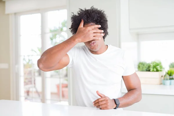 Jonge Afro Amerikaanse Man Dragen Casual Wit Shirt Zittend Thuis — Stockfoto