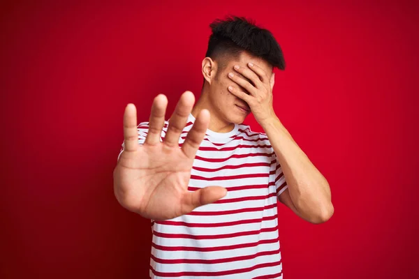 Jonge Aziatische Chinese Man Dragen Gestreepte Shirt Staande Geïsoleerde Rode — Stockfoto