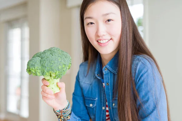 Vacker Asiatisk Kvinna Äter Grön Färsk Broccoli Med Lycklig Ansikte — Stockfoto