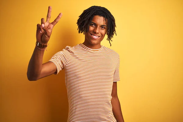 Hombre Afro Con Rastas Con Camiseta Rayas Pie Sobre Fondo —  Fotos de Stock