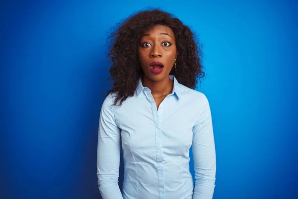 Afrikai Amerikai Üzletasszony Póló Áll Elszigetelt Kék Háttér Félek Megdöbbentette — Stock Fotó