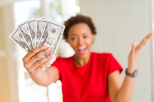 Jovem Afro Americana Segurando Notas Bancárias Cinquenta Dólares Muito Feliz — Fotografia de Stock