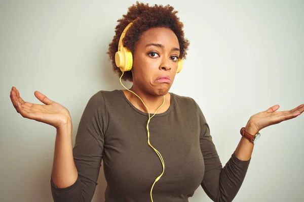 Mujer Afroamericana Que Usa Auriculares Escuchando Música Sobre Fondo Aislado —  Fotos de Stock