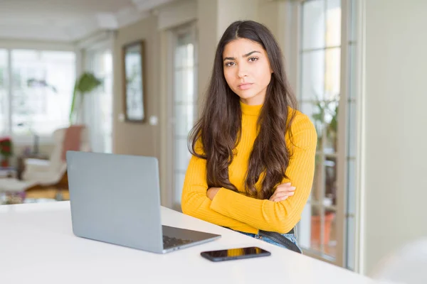 Bilgisayar Dizüstü Bilgisayar Kullanan Genç Kadın Şüpheci Sinirli Çapraz Kolları — Stok fotoğraf