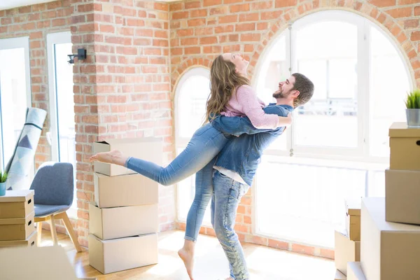 Jong Mooi Paar Liefde Vieren Verhuizen Naar Een Nieuw Huis — Stockfoto