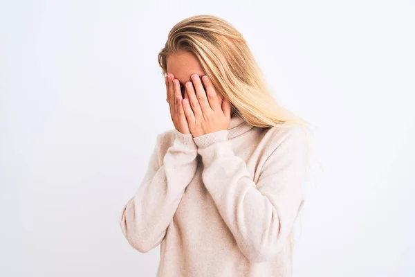 Jovem Mulher Bonita Vestindo Camisola Gola Alta Sobre Fundo Branco — Fotografia de Stock