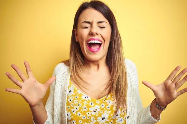 Jovem Mulher Bonita Vestindo Jaqueta Sobre Fundo Amarelo Isolado Celebrando — Fotografia de Stock