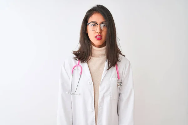 Médico Chinês Mulher Vestindo Casaco Estetoscópio Rosa Sobre Fundo Branco — Fotografia de Stock