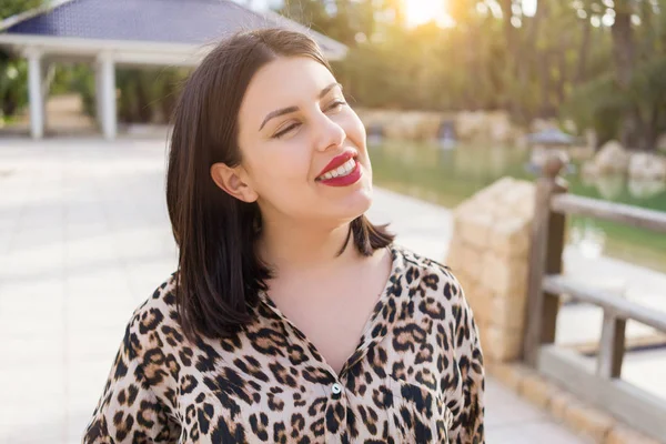 Jovem Mulher Bonita Com Lábios Vermelhos Sorrindo Feliz Jardim — Fotografia de Stock