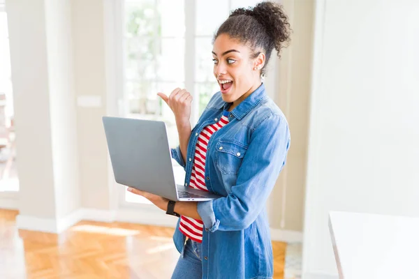 Ung Afrikansk Amerikansk Flicka Stående Arbetar Med Laptop Pekar Och — Stockfoto