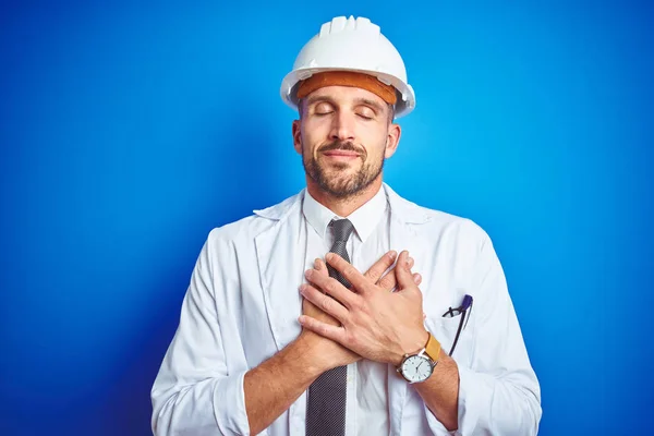 Joven Ingeniero Guapo Con Casco Seguridad Sobre Fondo Azul Aislado — Foto de Stock