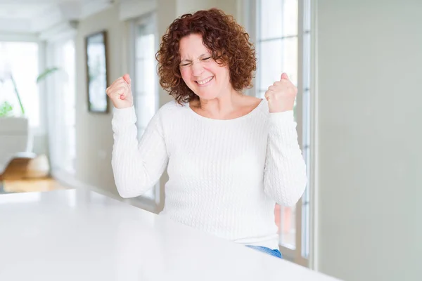 Schöne Seniorin Weißem Pullover Aufgeregt Für Den Erfolg Mit Erhobenen — Stockfoto